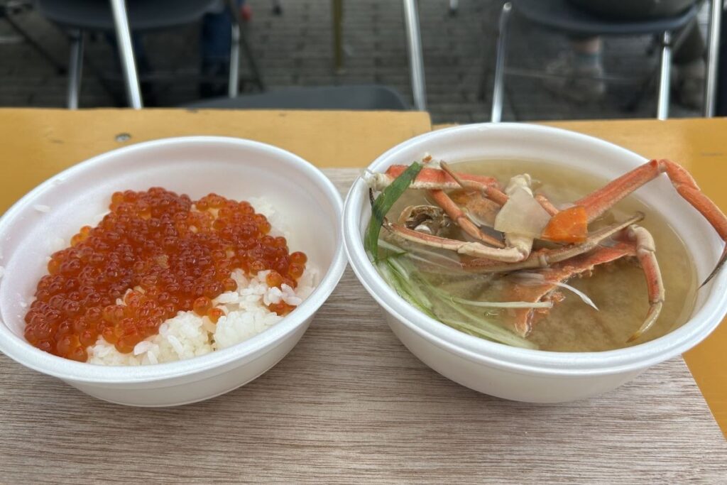 大人気のいくら丼（左）とカニ汁