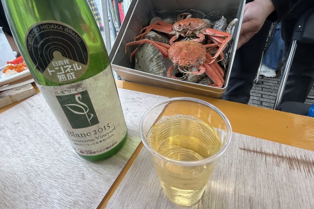 会場で提供されている、新冠のダムトンネルで熟成させた北海道ワインの「Blanc2015　鶴沼ヴィンヤード」