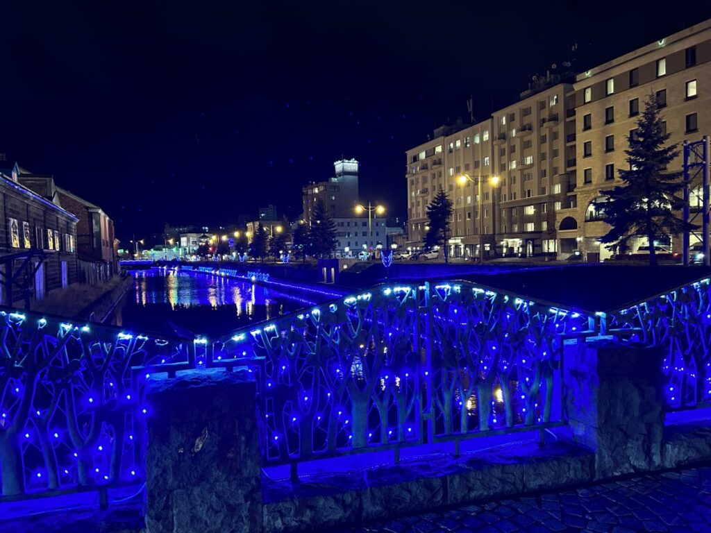 １万個の青色のLED電球でライトアップされた小樽運河