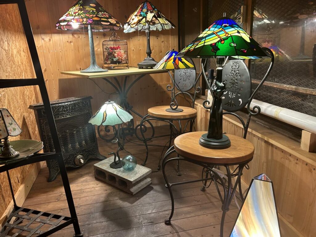 想天坊の入り口横のスペースに飾られているステンドグラス