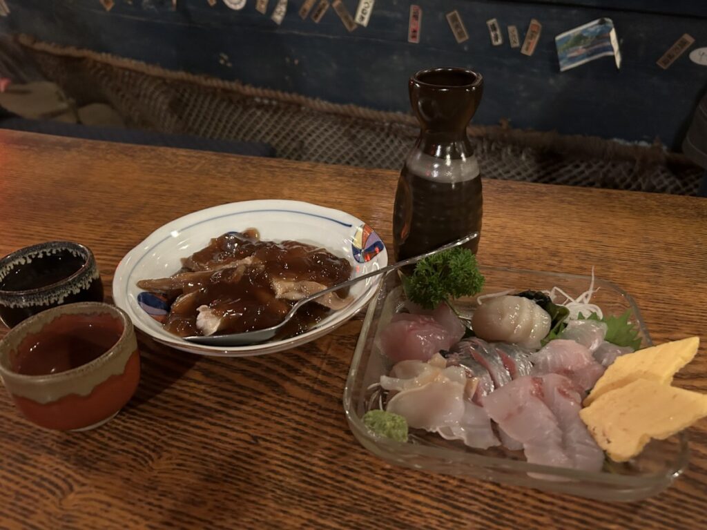 店名にもなっている、かすべの煮こごりとお刺身の盛り合わせ