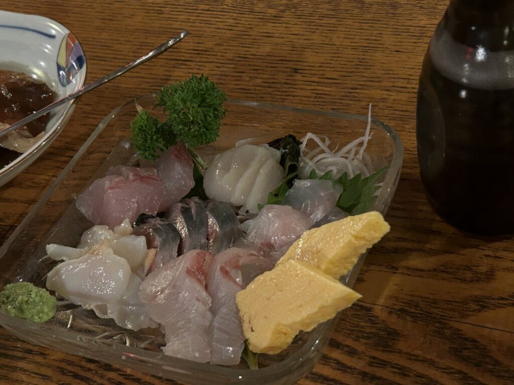 「かすべ」の料理。卵焼き（右）から時計回りにヒラメ、ツブ、ソイ、ホタテ、ハッカク、中央はとろニシン