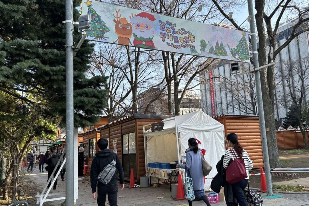 クリスマスソングが流れているクリスマス市の会場