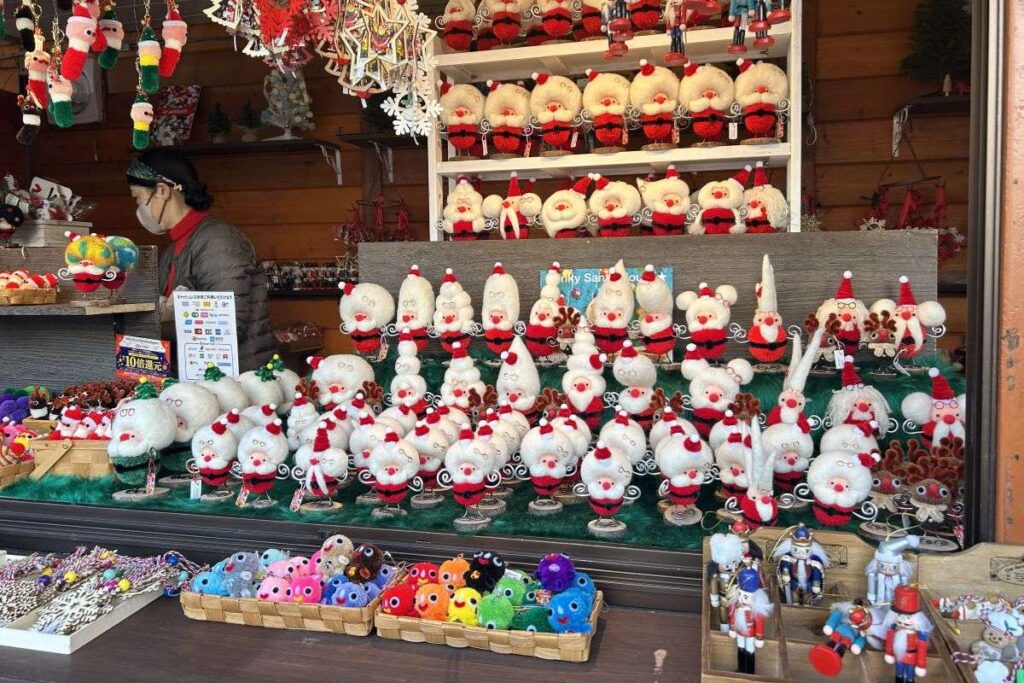 好みの顔や表情をじっくり選べる、サンタの数々