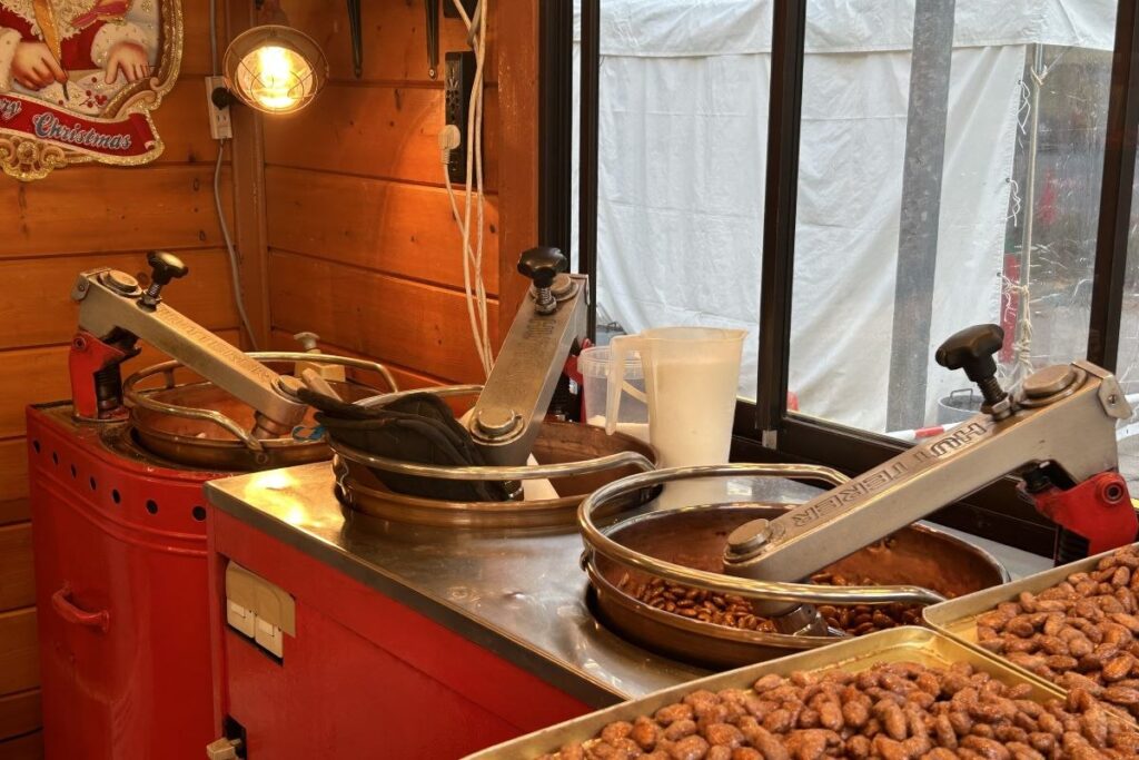 会場で焙煎されるローストアーモンド