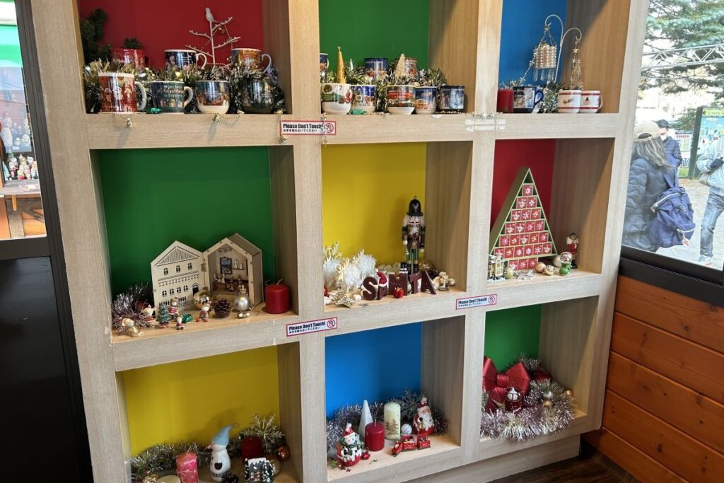 クリスマスの飾りがある休憩室