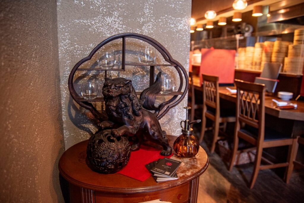 現地の雰囲気を感じさせる置物が店内を飾ります