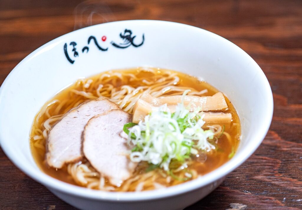 月・火曜の6：00〜8：30だけ味わえる「ほっぺ家」の「平子煮干しそば（しょうゆ）」