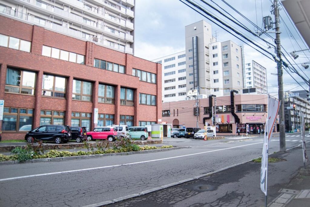 お店は東区役所の裏で、地下鉄駅からも近い好立地