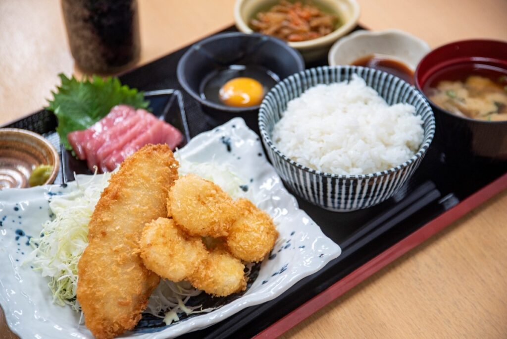 日替わりの揚げ物と刺身がメインの、市場めし HACHIの「市場めし定食」
