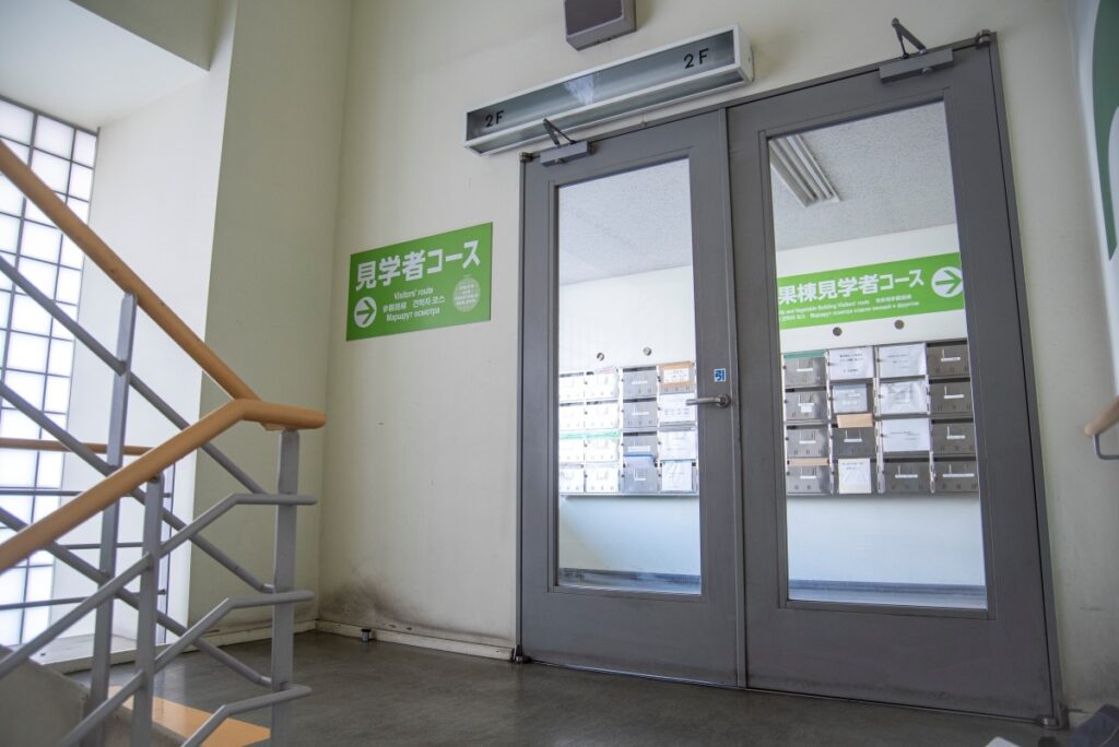 青果棟の階段を上がった2階にある見学コース入り口