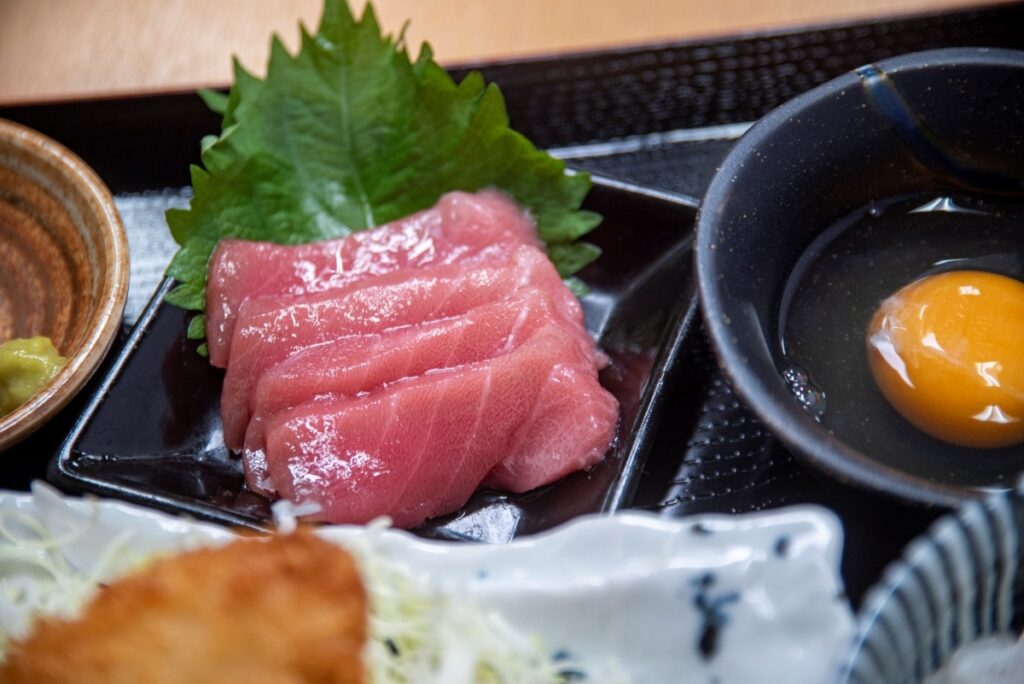 「市場めし定食」につく刺身のアップ