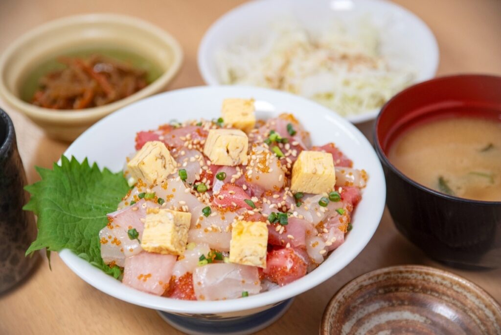非常にコスパの良い「市場のバラ海鮮丼」