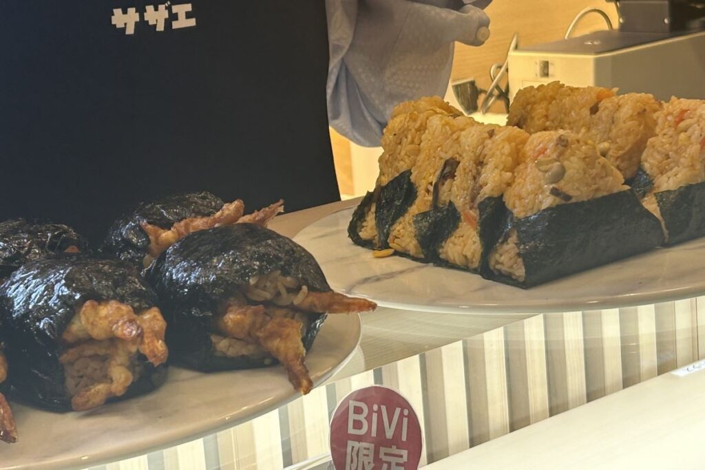 「サザエ」がBiVi新さっぽろ限定で提供するダブルえび天（左）とビビンバのおにぎり