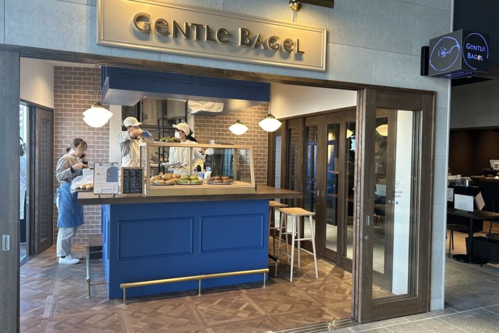 ローストビーフなどをはさんだ「ごちそうベーグル」も販売する「ジェントルベーグル」の店舗