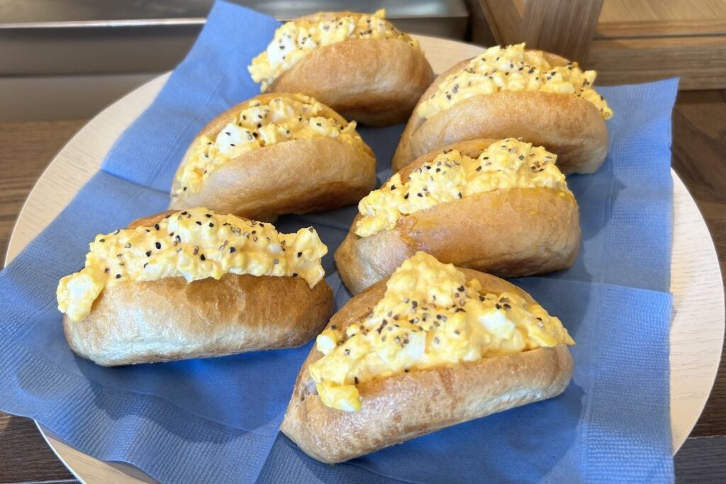 ベーグルに卵サラダをはさんだ「ジェントルベーグル」のサンド