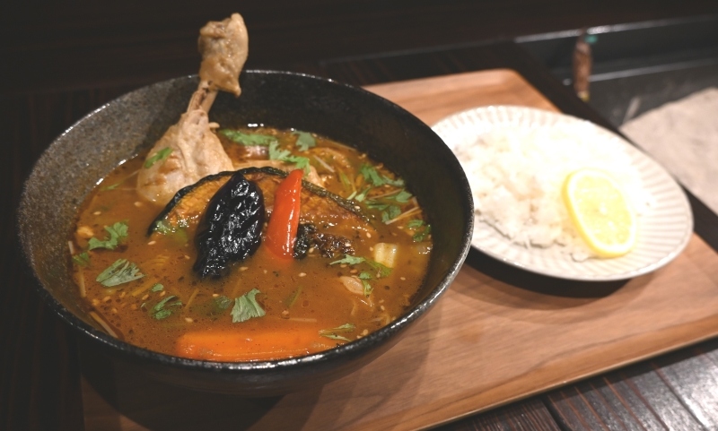 地場産の野菜をふんだんに使った「７種の野菜スープカレー」。チキンのトッピングもできる