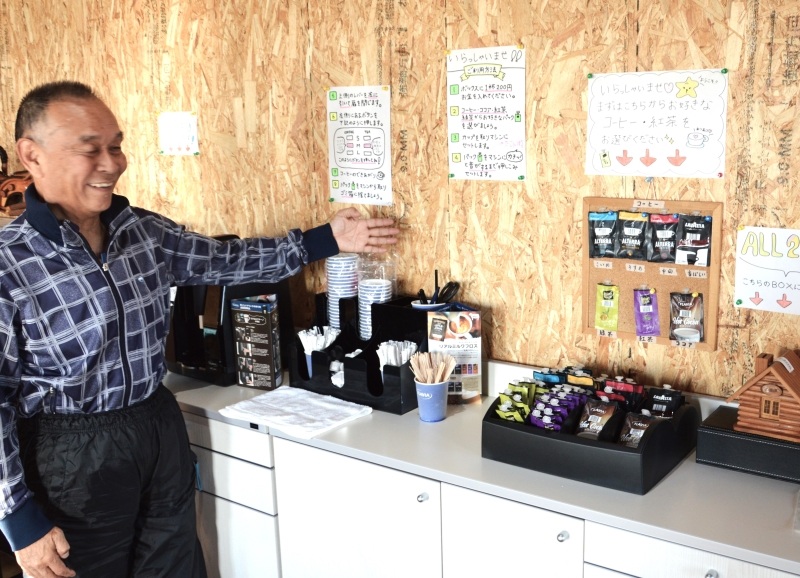 無人カフェの店内と鈴木講二さん