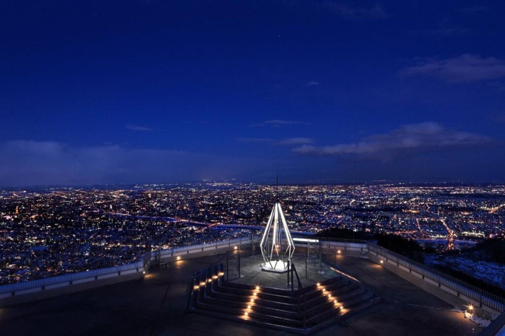藻岩山山頂からの夜景。宝石をちりばめたような大パノラマが魅力
