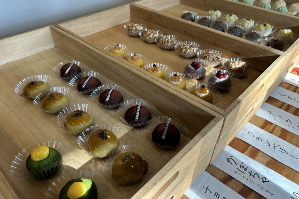 木箱に並べられた「増田おはぎ」のおはぎ。見た目もきれいで目移りします