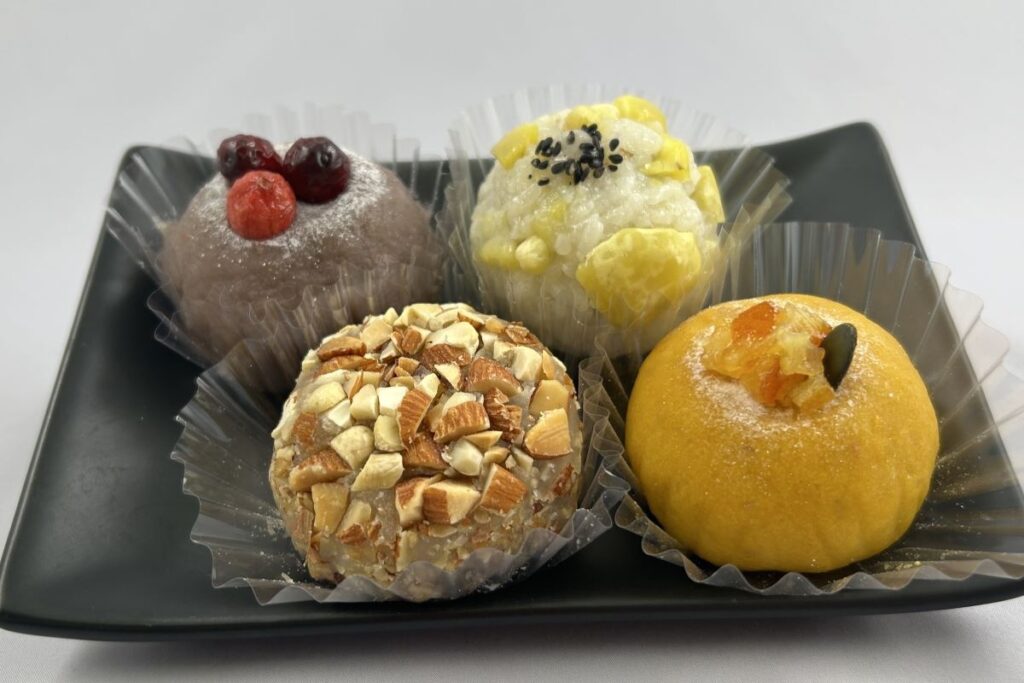 「増田おはぎ」の「ナッツ」（手前左）、「かぼちゃ」（同右）、「クランベリー」（後ろ左）、「栗ご飯」