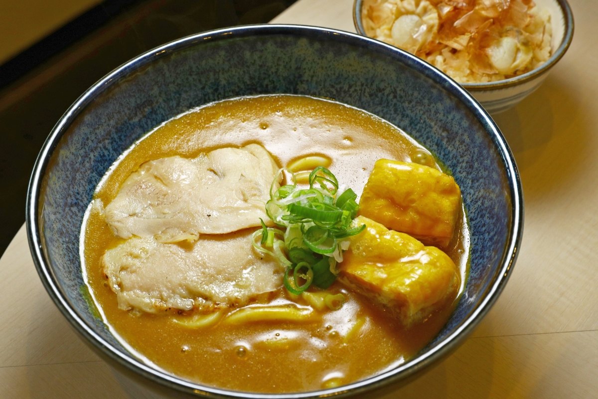 〈マチのこだわり味自慢〉カレーとカレーうどん うず＝札幌市＊鶏とカツオのだし 香り高く