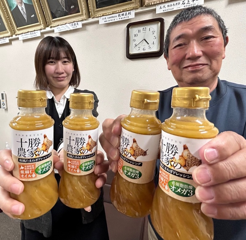 亜麻仁油入りの「十勝農家の和風タマネギドレッシング」をPRする富川さん(右)ら