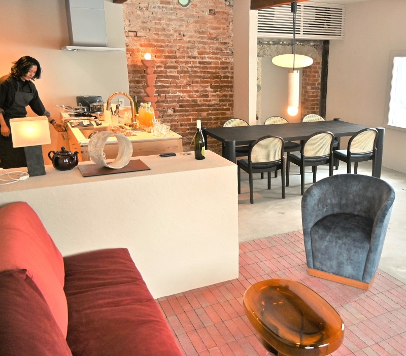 古いレンガの壁などレトロな雰囲気の中でくつろげる１階。キッチンやソファなども備える