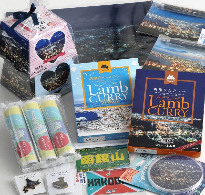 函館山ロープウェイの山頂ショップの限定土産。地元企業とのコラボ商品や雑貨などバラエティ豊かだ