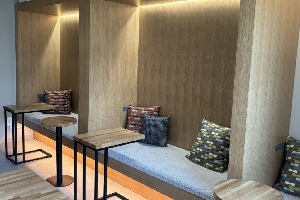 木目調で、和の雰囲気が漂う「Oh!　huggy!!」のイートインスペース