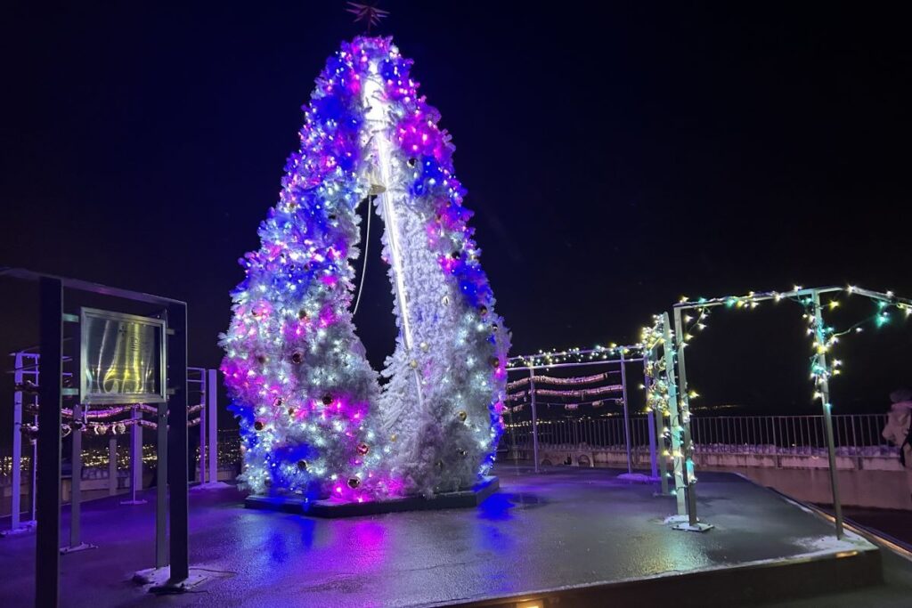 イルミネーションで飾られた「幸せの鐘」