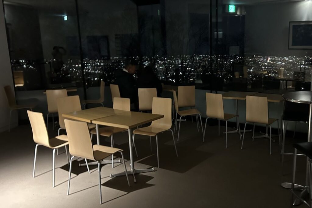 寒さを避けて夜景を眺められる休憩スペース