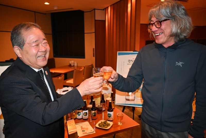 登別産ホップ１００％の地ビール「ヌプルペッ　ペールエール」の完成を喜ぶ関係者ら