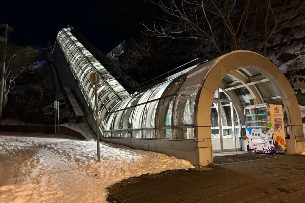 駐車場からジャンプ競技場に向かうエスカレーター