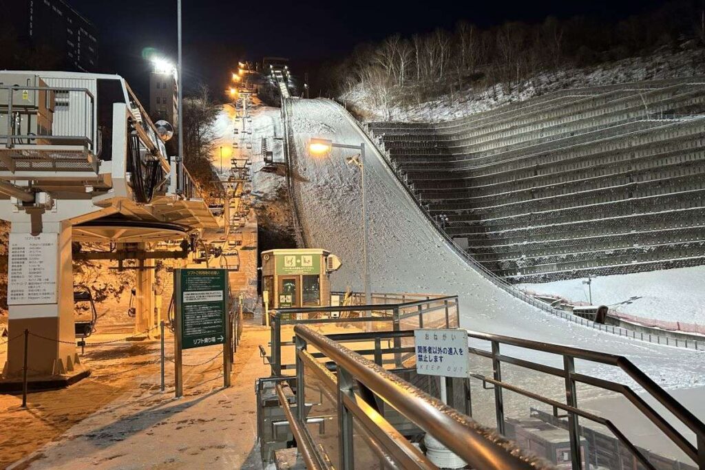スタート台に向かうリフト乗り場