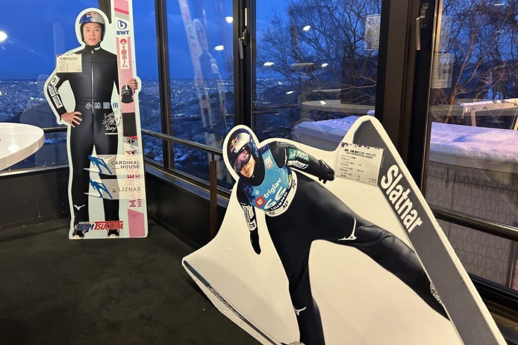 メダリストの高梨選手と小林選手のパネル