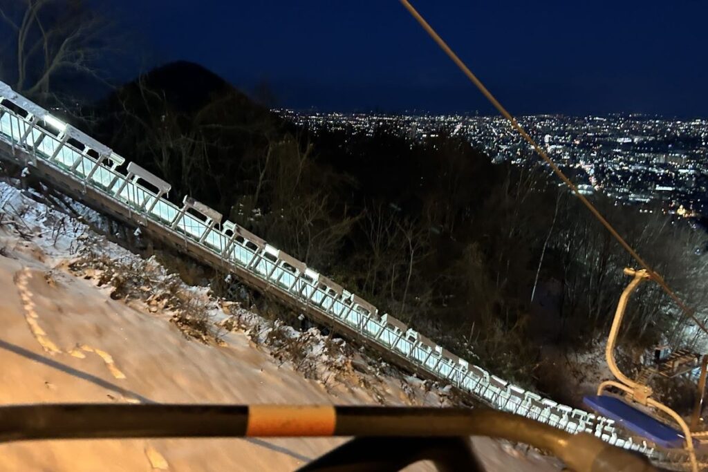 リフトから見えるジャンプ台の急傾斜