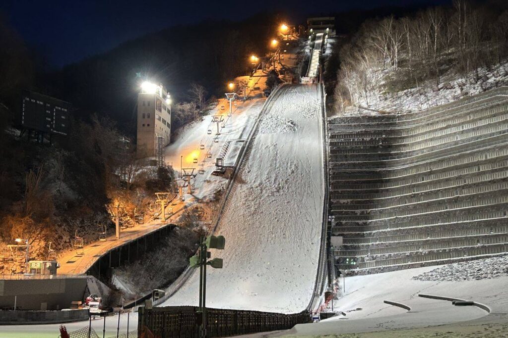 下から眺めた大倉山ジャンプ競技場