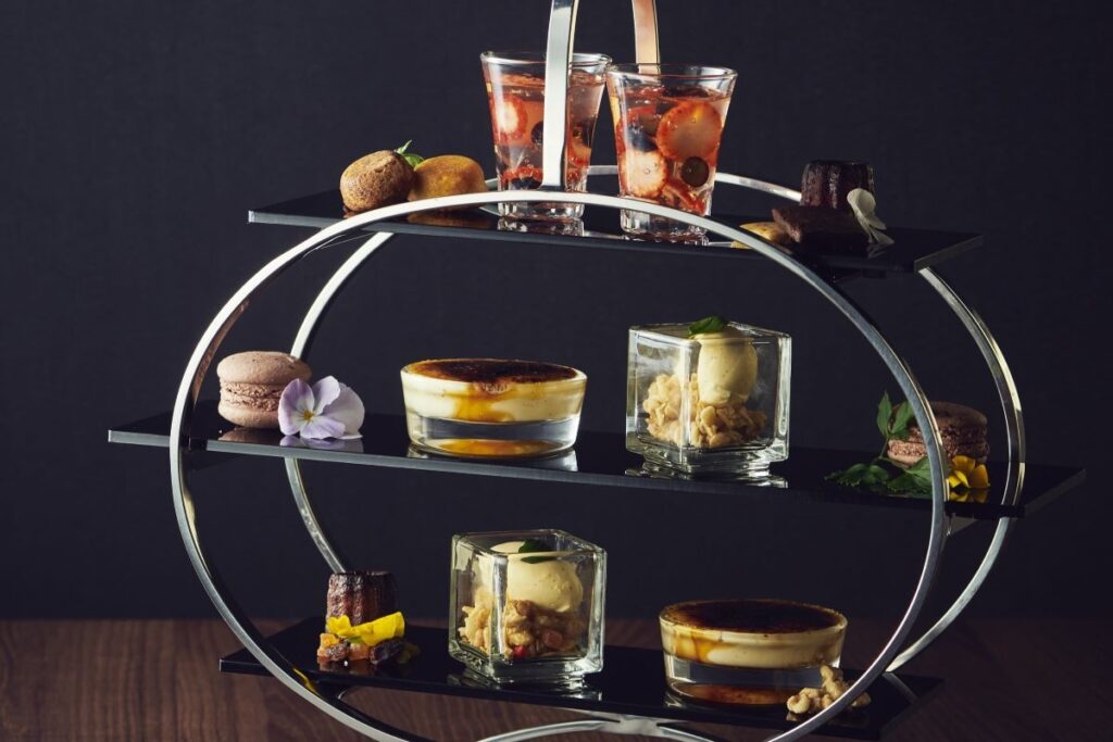 ティースタンドに盛り付けられた「ザ ガーデン サッポロ  北海道グリル」の限定ランチ