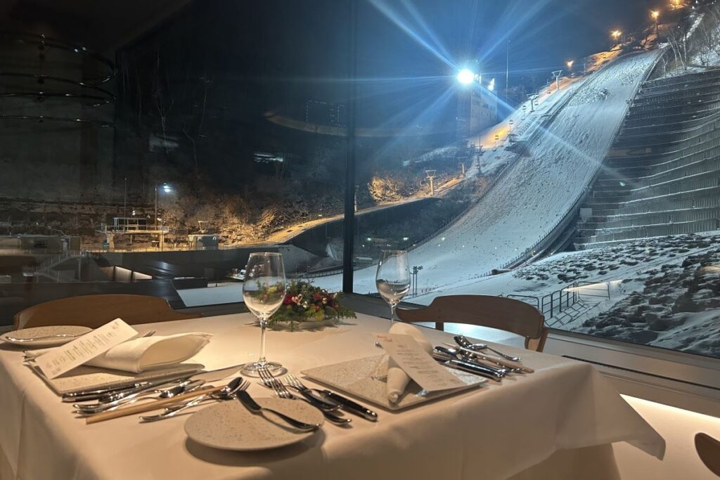 ライトアップされた大倉山のジャンプ台を望む「ヌーベルプース大倉山」のダイニング