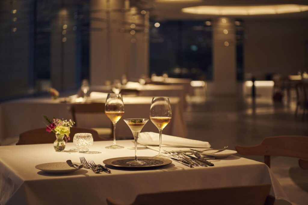 夜は少し照明を落とした落ち着いた雰囲気のダイニング