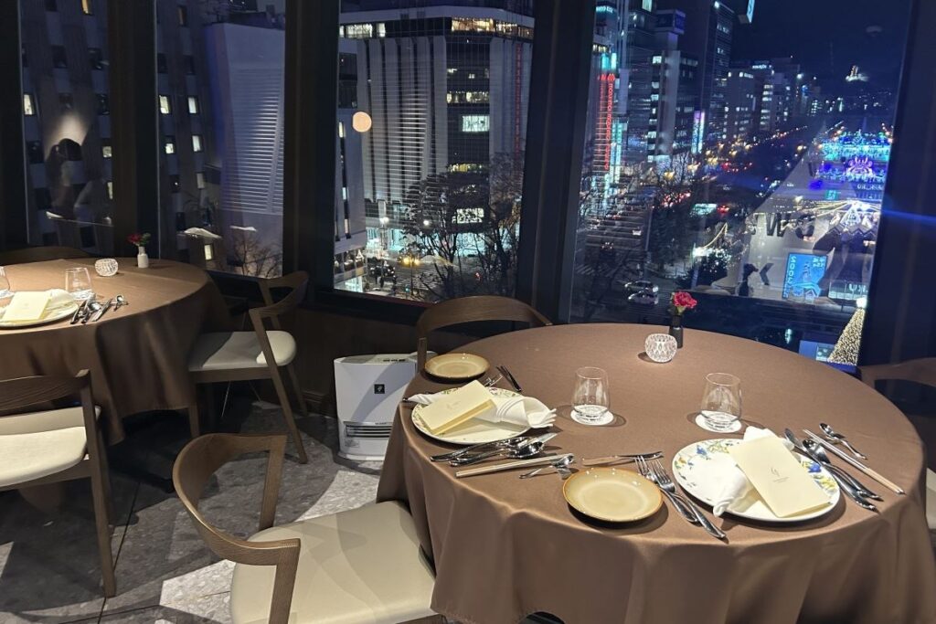 ホワイトイルミネーションが輝く大通公園を見下ろせる「ザ ガーデン サッポロ 北海道グリル」のダイニング