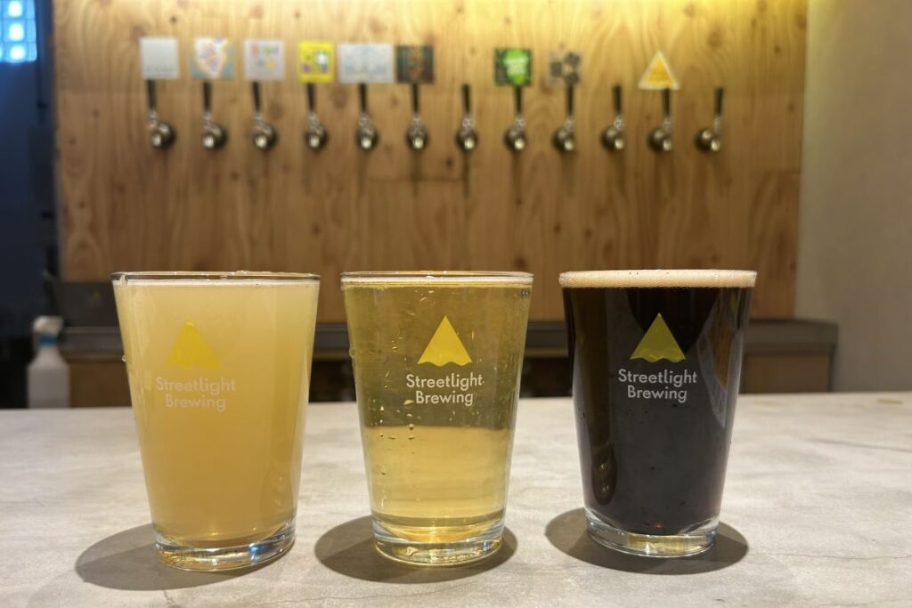 左から、にごりのある「愛とへいわ」、柔らかい酸味のある「PRECIOUS ALE」、コーヒーローストの香りの「BBB」