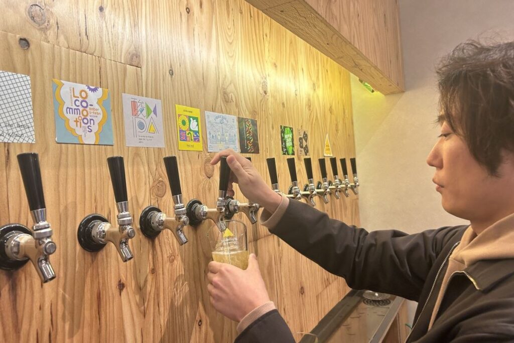 常時10種類ほどのクラフトビールをつないでいるというタップからビールを注ぐ様子