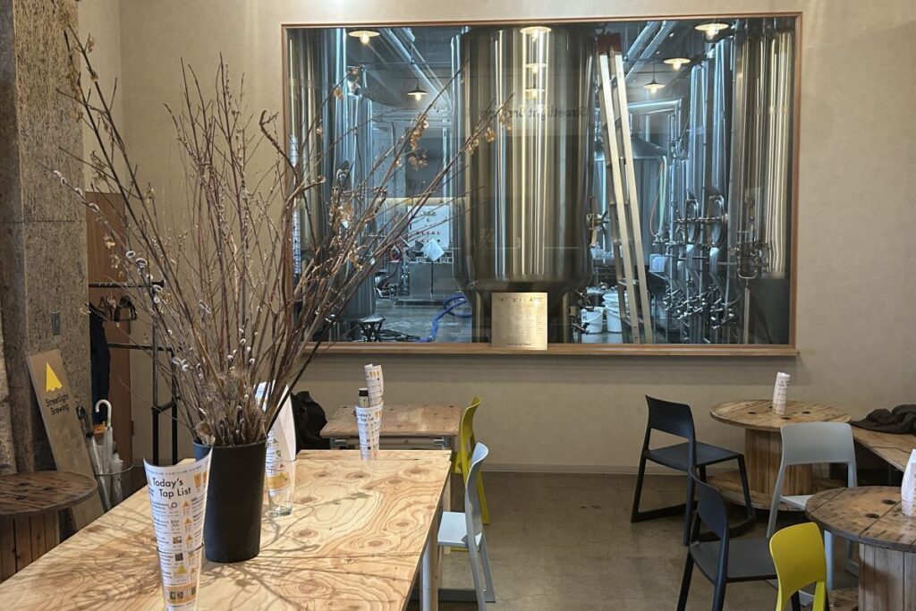 ビアパブの店内の窓から見える銀色に輝く大きなタンク
