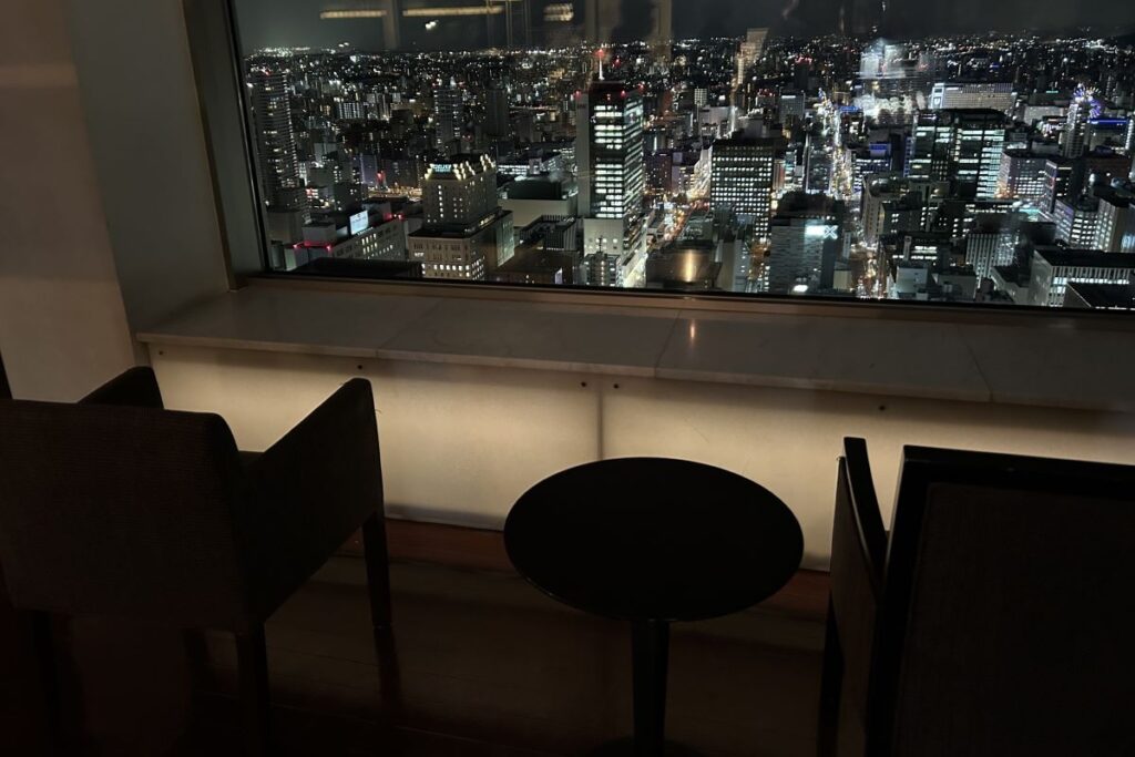 椅子やテーブルが設置されている窓際