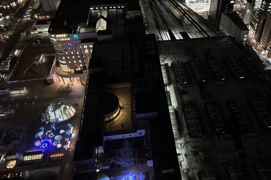 札幌駅南口のイルミネーションとJRの線路