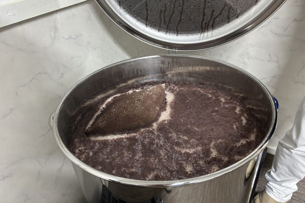 ぶくぶくと泡を立てて発酵するビールの「もと」