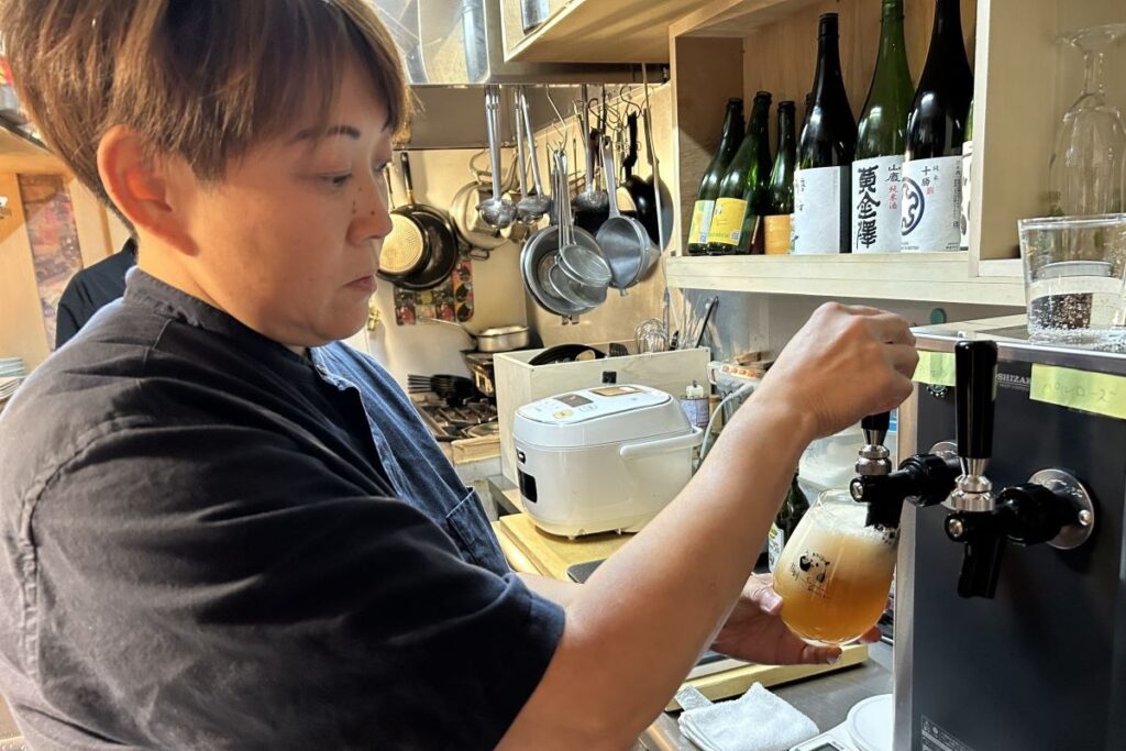 マガッツィーノでビールを注ぐ大谷さん