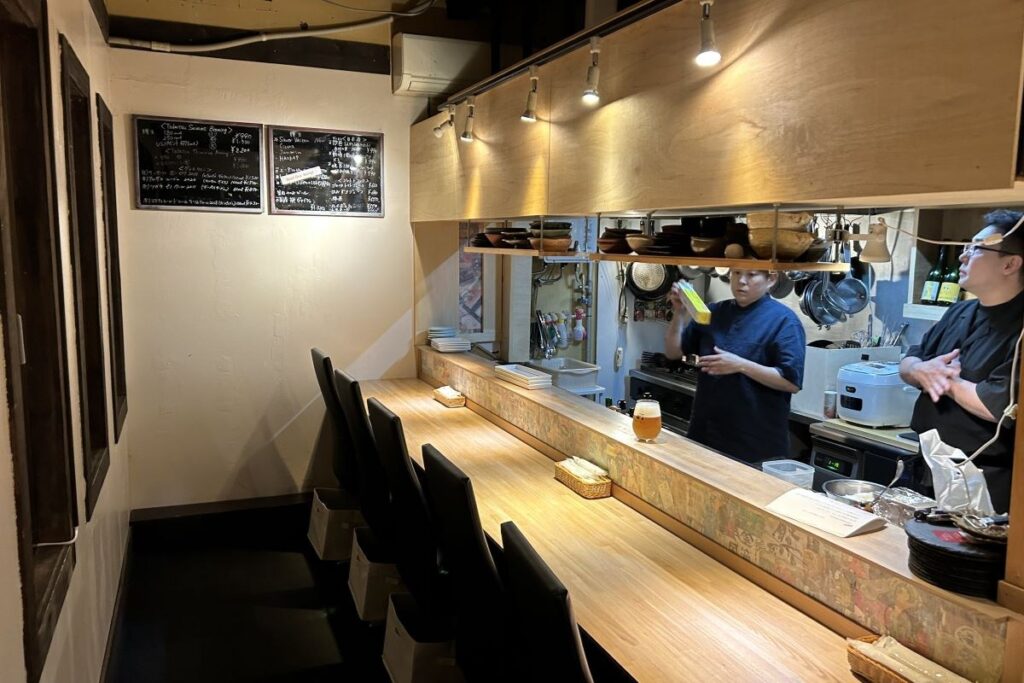 マガッツィーノの厨房で仕込みをする大谷さん（左）と太田さん